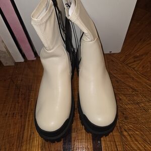 NWT Cream Chelsea Ankle Boots